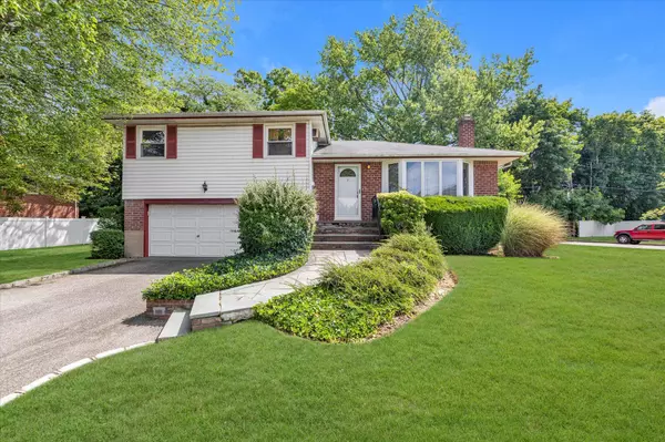 80 Winthrop RD, Plainview, NY 11803