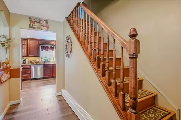 Lake Grove, NY 11755,10 Beauregard DR