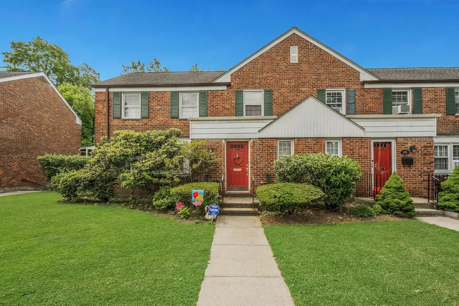 118 Robins RD #118, New Rochelle, NY 10801