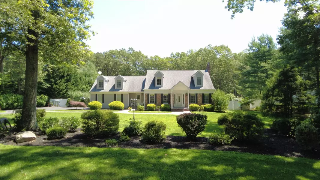 9 Deerfield DR, Wading River, NY 11792