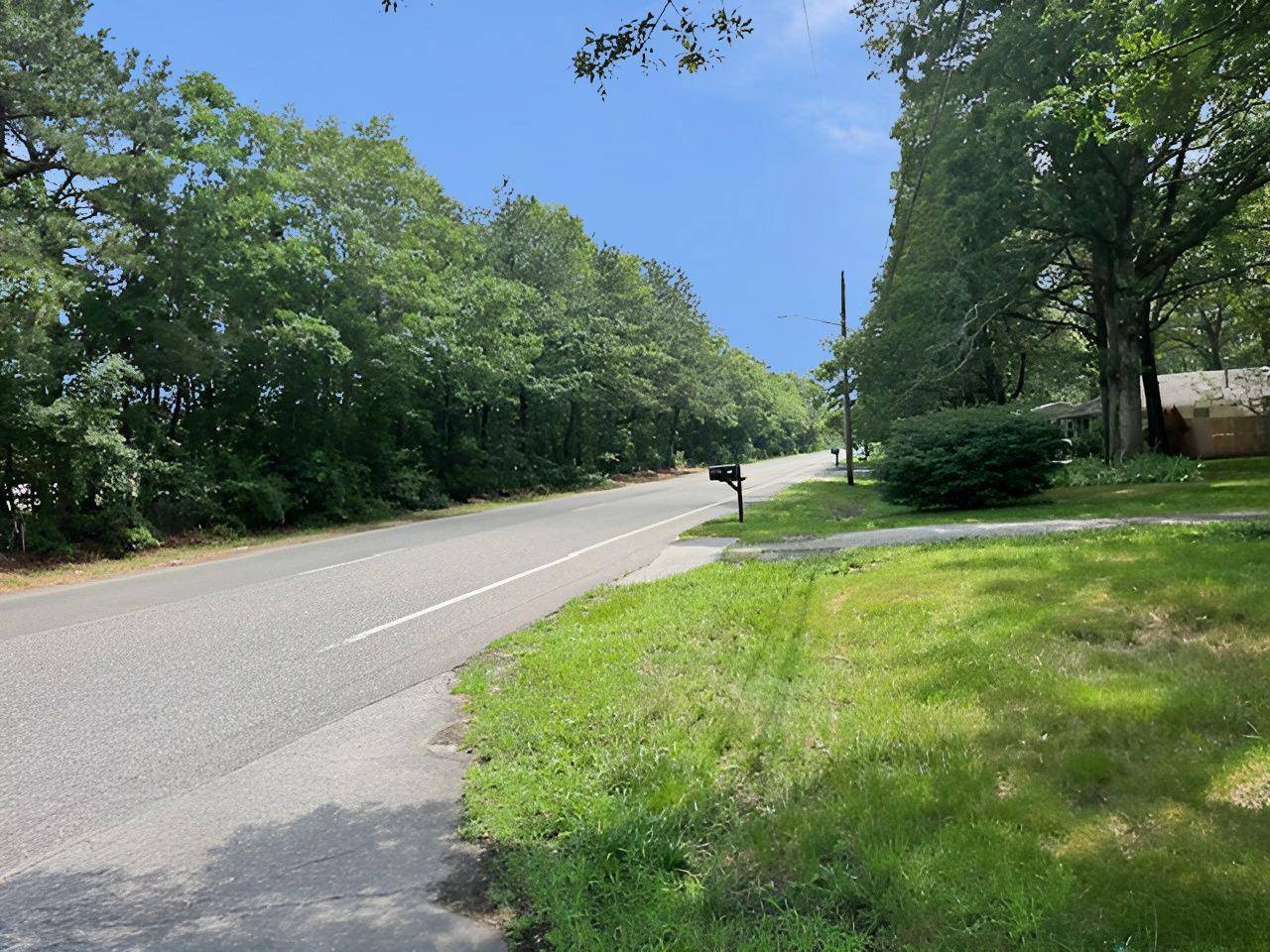 Center Moriches, NY 11934,358 S Service RD