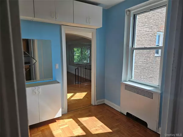 Jackson Heights, NY 11372,72-15 37th AVE #3H