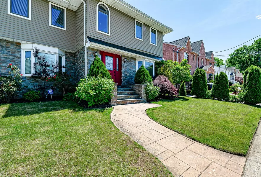 3 Grant AVE, Albertson, NY 11507