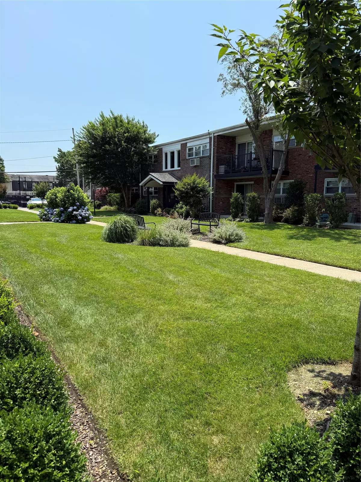 Farmingdale, NY 11735,18 Ivy ST #1B