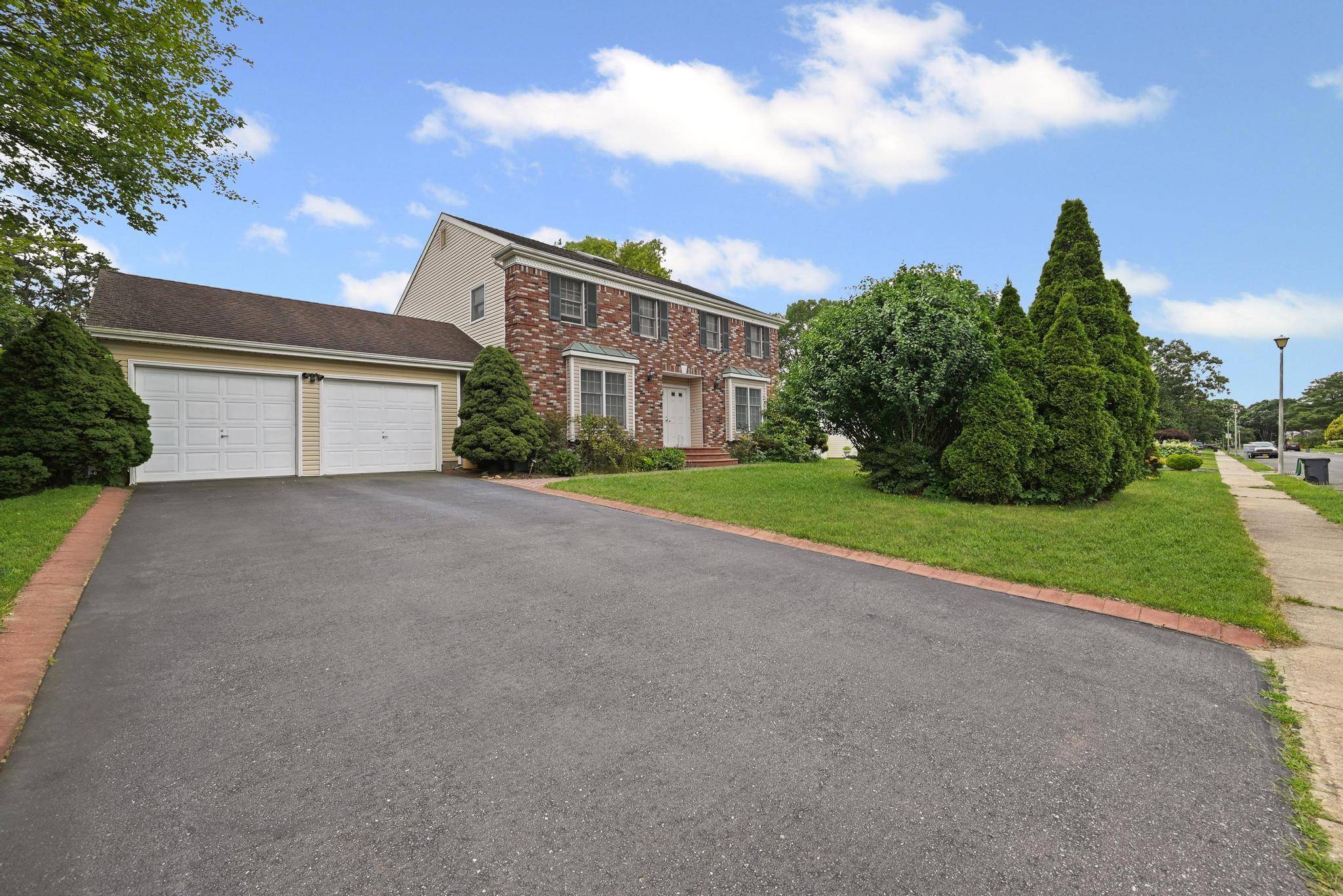 Bohemia, NY 11716,30 Ashford DR