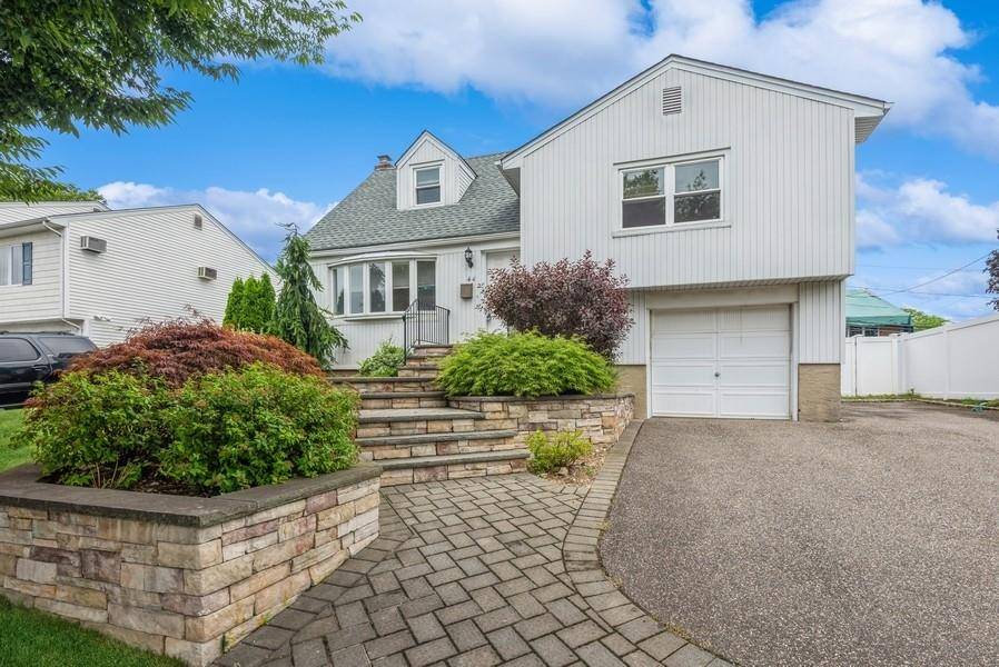 44 Garnet LN, Plainview, NY 11803
