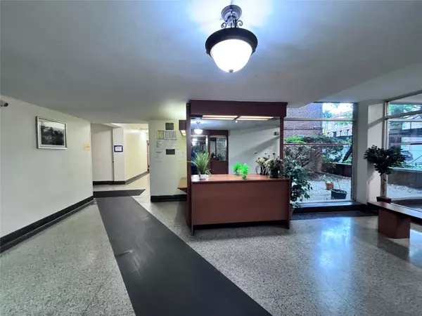 Jackson Heights, NY 11372,33-24 junction BLVD #6R