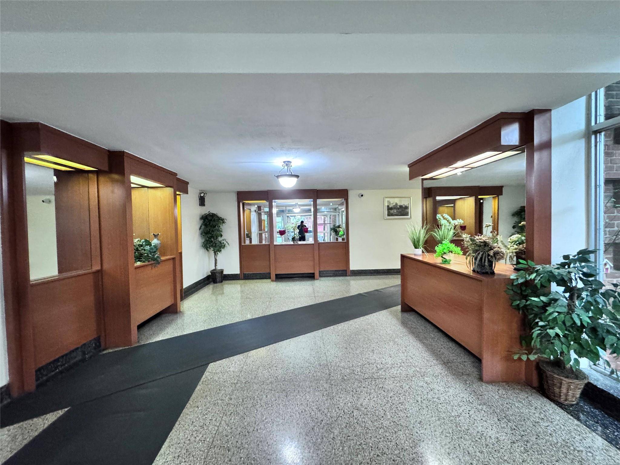 Jackson Heights, NY 11372,33-24 junction BLVD #6R