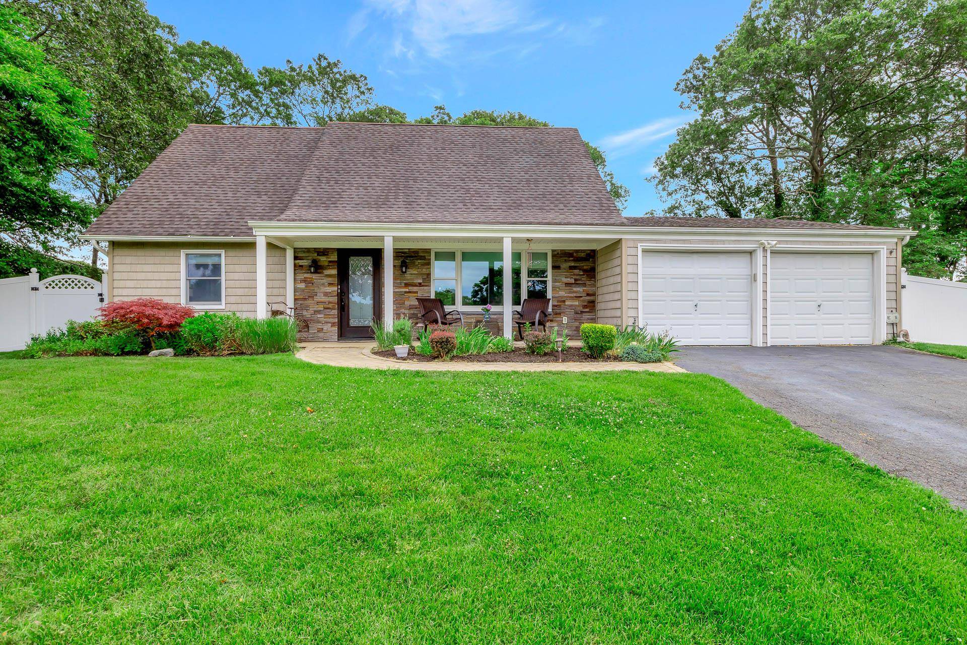 5 Hysler CT, Coram, NY 11727