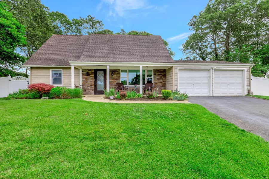 5 Hysler CT, Coram, NY 11727