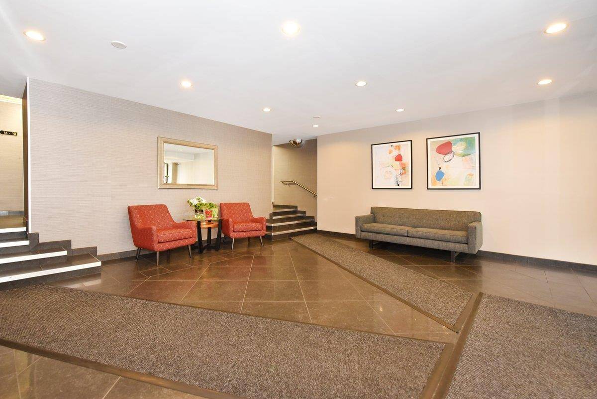 Mineola, NY 11501,6 Birchwood CT #4C