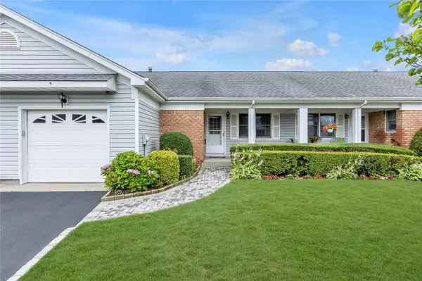 5 Primrose LN,  North Babylon,  NY 11703