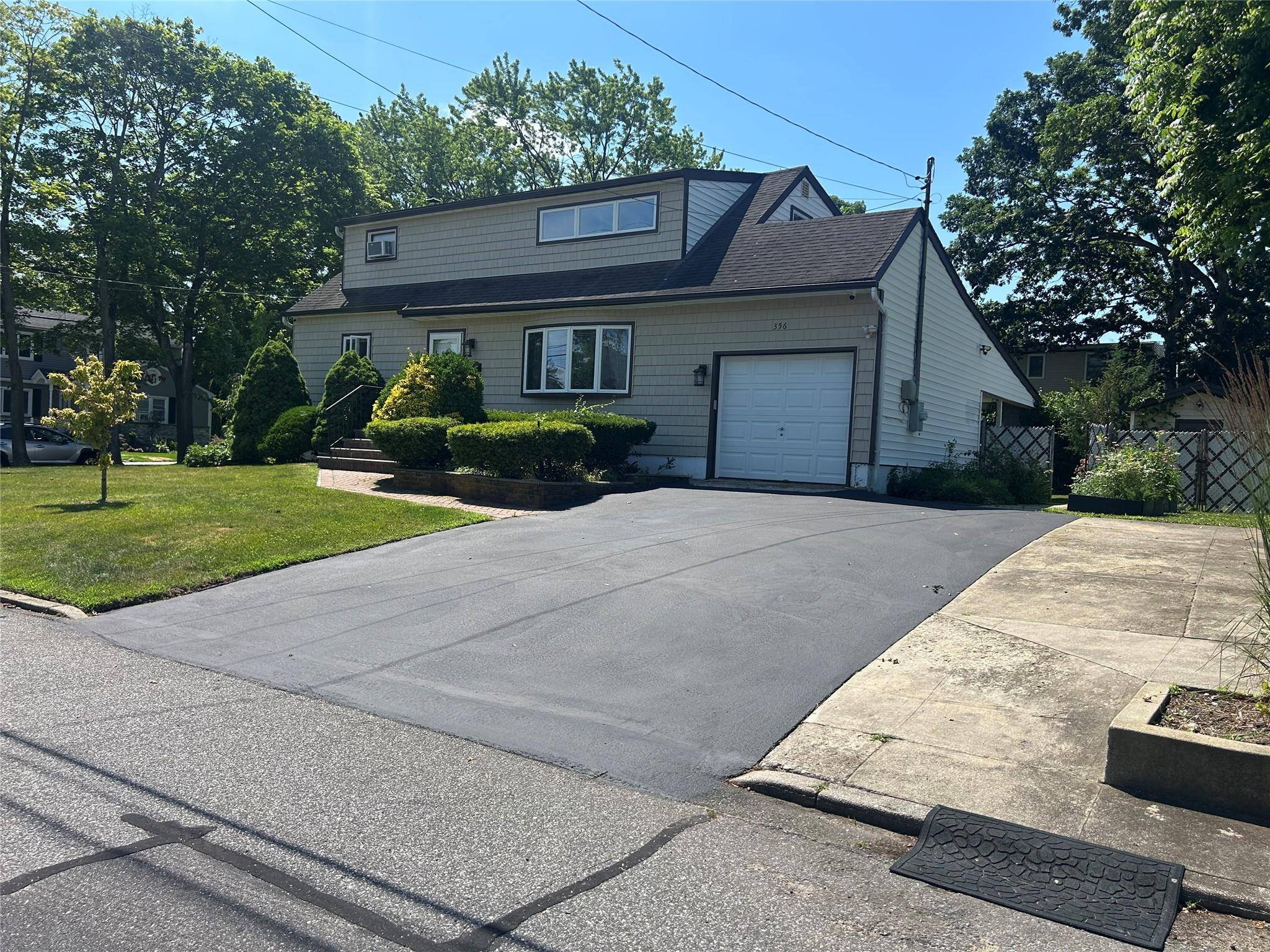 West Babylon, NY 11704,356 Montgomery AVE