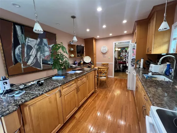 North Woodmere, NY 11581,11 Pearl ST