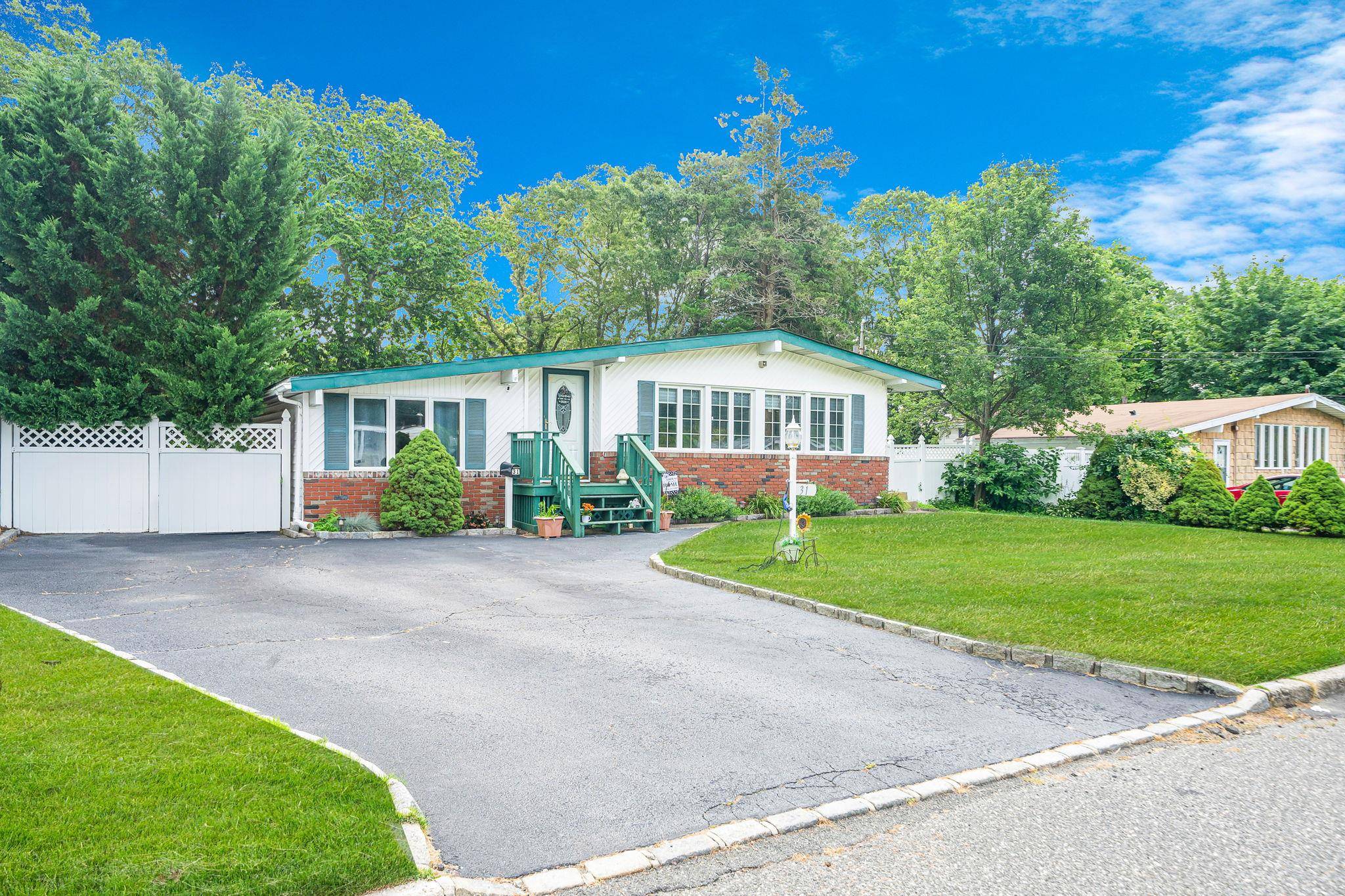 Ronkonkoma, NY 11779,31 Kayron DR