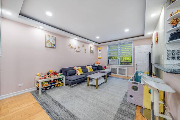 Briarwood, NY 11435,140-10 84 DR #2B
