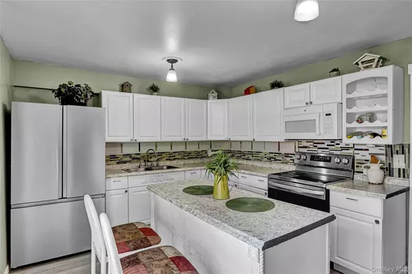 Shirley, NY 11967,33 Breston DR