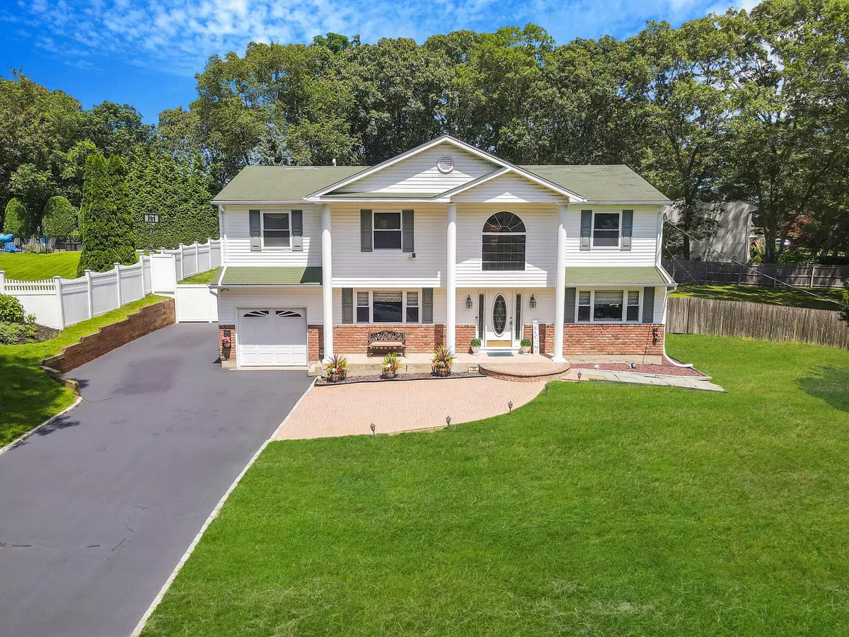 Smithtown, NY 11787,11 Dillmont DR