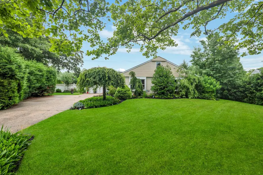 7 Grand Canyon LN, Coram, NY 11727