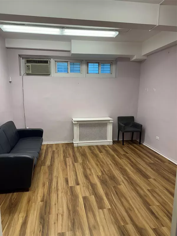 Elmhurst, NY 11377,92-31 57th