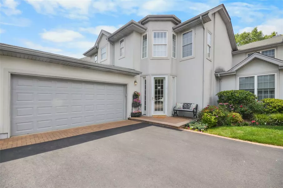 708 Balfour PL, Melville, NY 11747