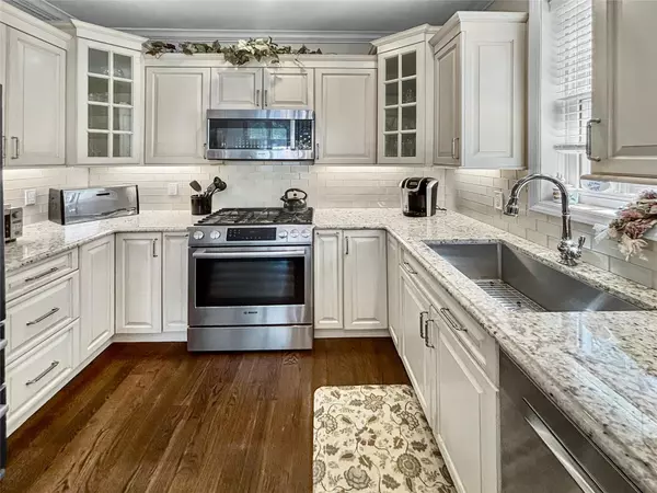 Melville, NY 11747,708 Balfour PL