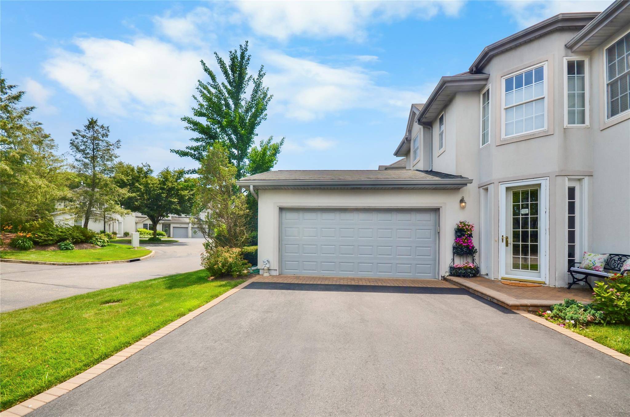 Melville, NY 11747,708 Balfour PL