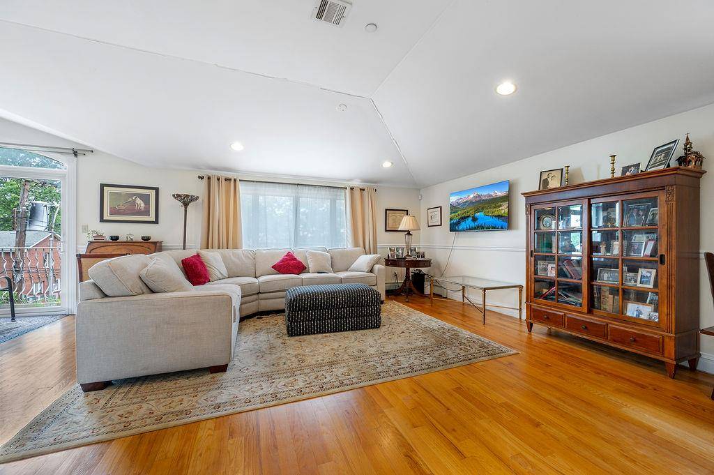Little Neck, NY 11362,253-12 58 AVE