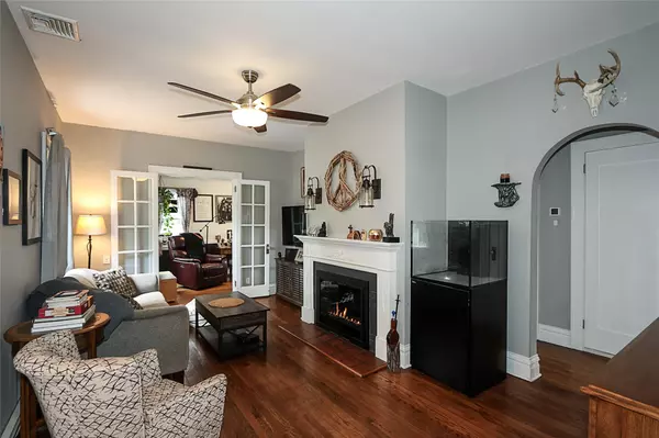 Glen Head, NY 11545,8 Dumond PL