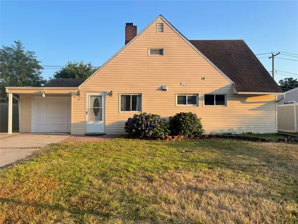 91 Scooter LN, Hicksville, NY 11801