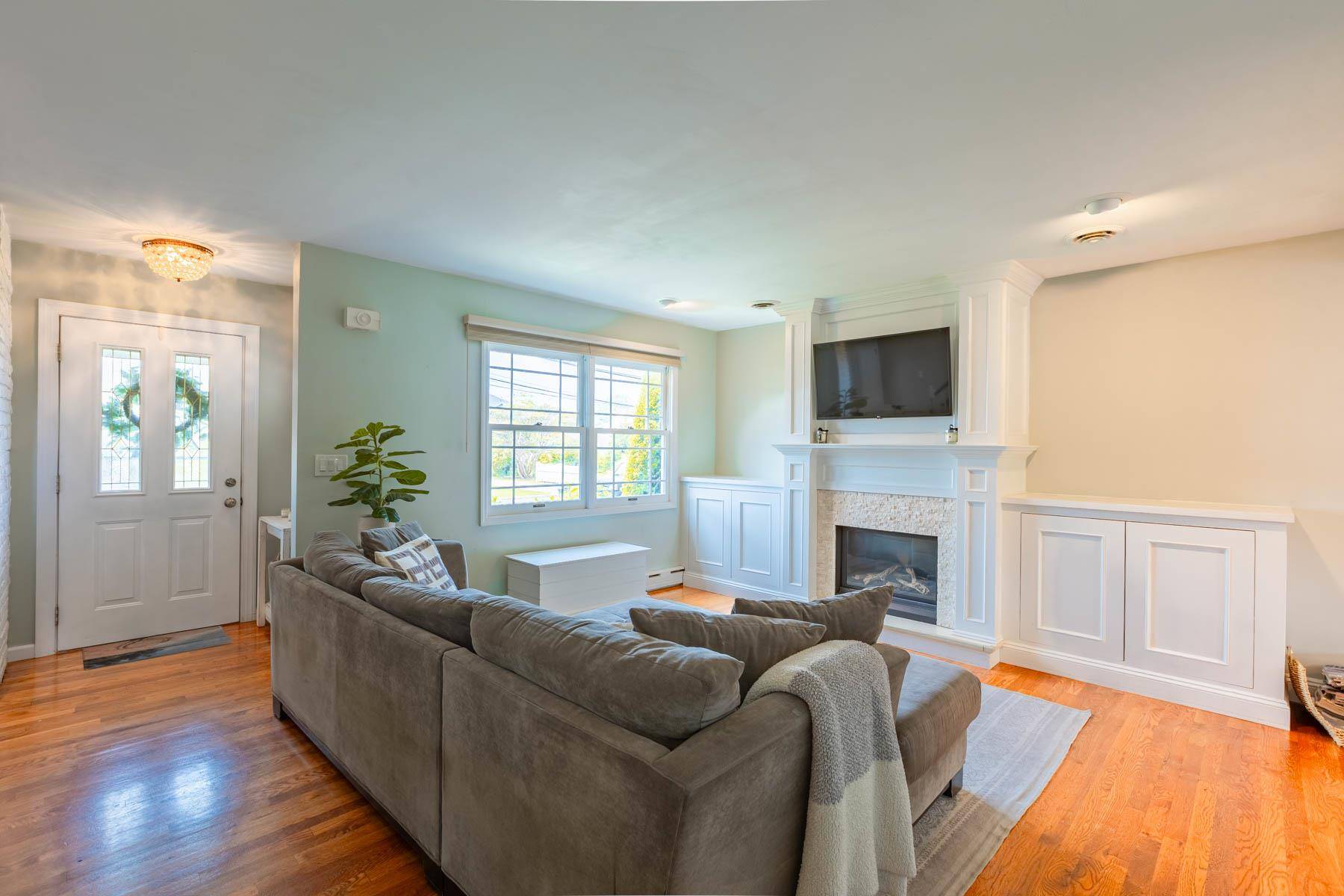 West Islip, NY 11795,859 E Bay DR