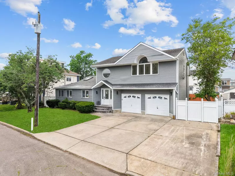 2572 Riverside AVE, Seaford, NY 11783