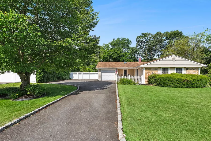 6 Holly Hill LN, Coram, NY 11727