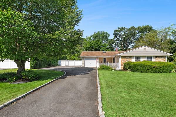 6 Holly Hill LN, Coram, NY 11727