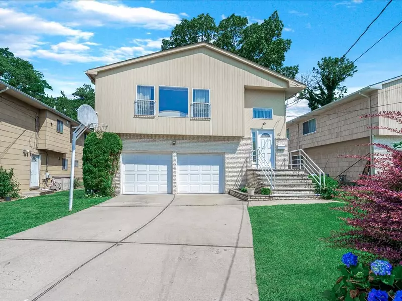 23 Genevieve PL, Great Neck, NY 11021