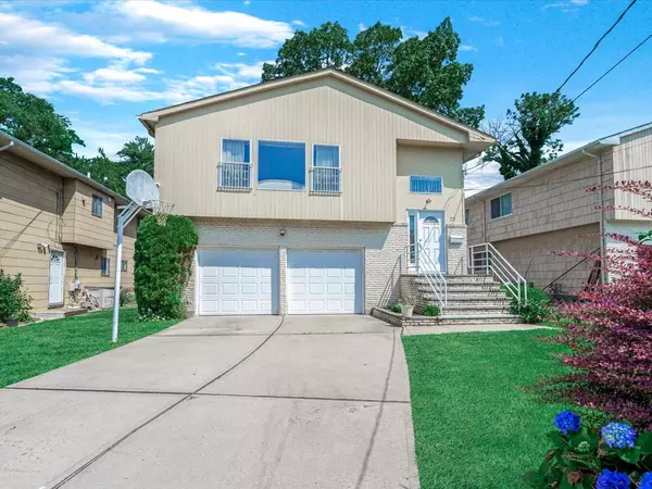 23 Genevieve PL, Great Neck, NY 11021