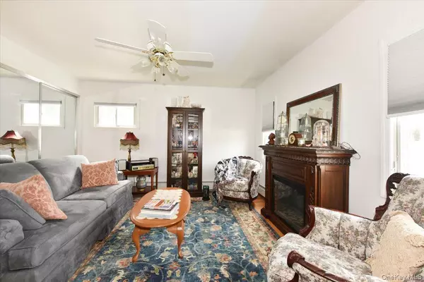 Massapequa, NY 11758,243 Seaford AVE