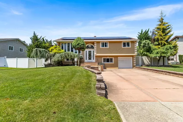 184 Overlook DR,  East Islip,  NY 11730