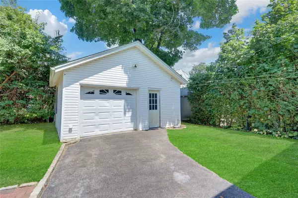 Glen Cove, NY 11542,10 Valentine ST