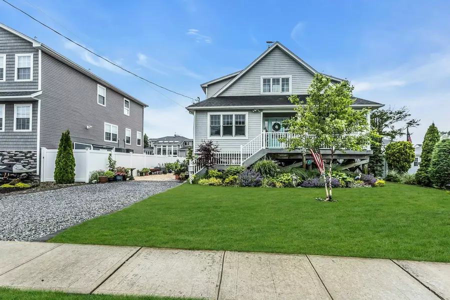 10 Garfield PL, Massapequa, NY 11758