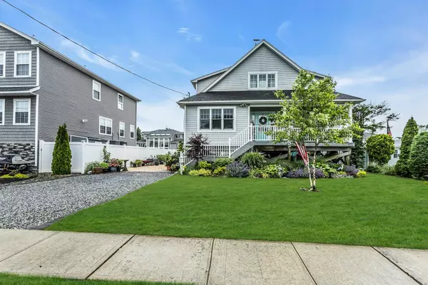 10 Garfield PL, Massapequa, NY 11758