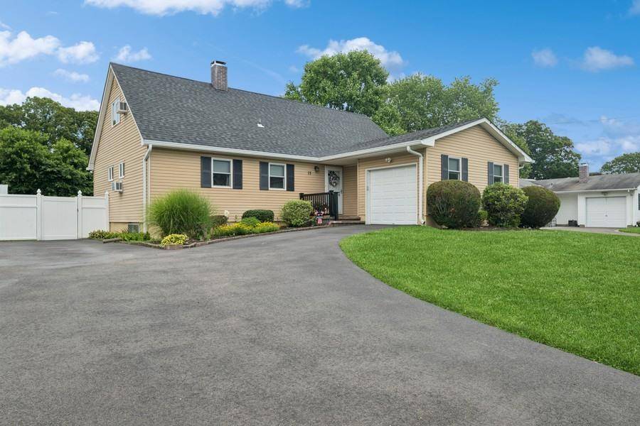 Holbrook, NY 11741,15 Tarkington RD
