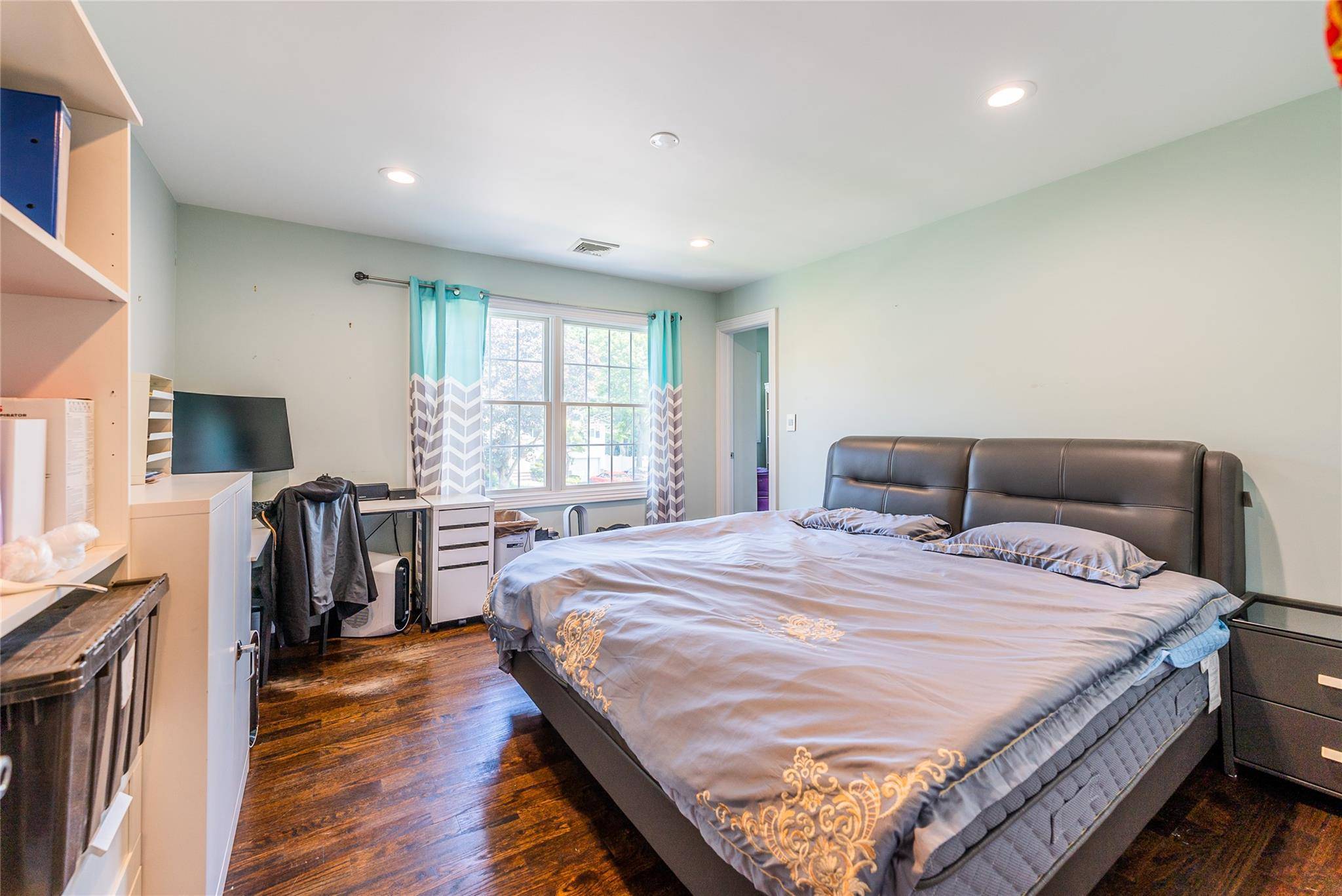 Plainview, NY 11803,20 Frederick DR