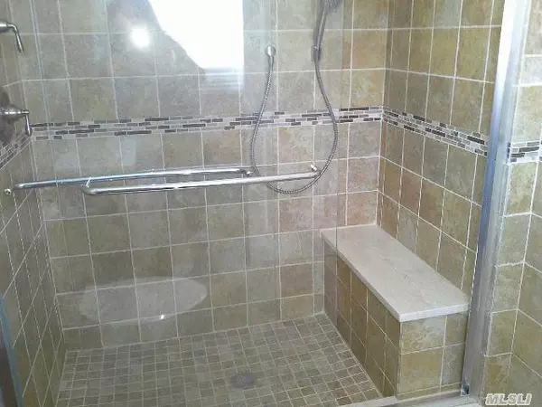 Plainview, NY 11803,11 Charlotte PL