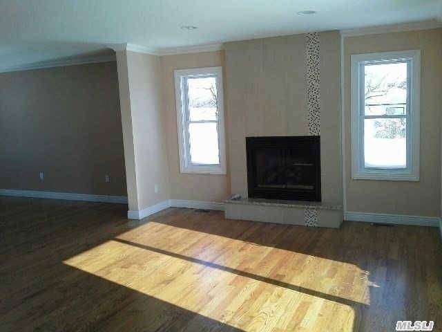 Plainview, NY 11803,11 Charlotte PL