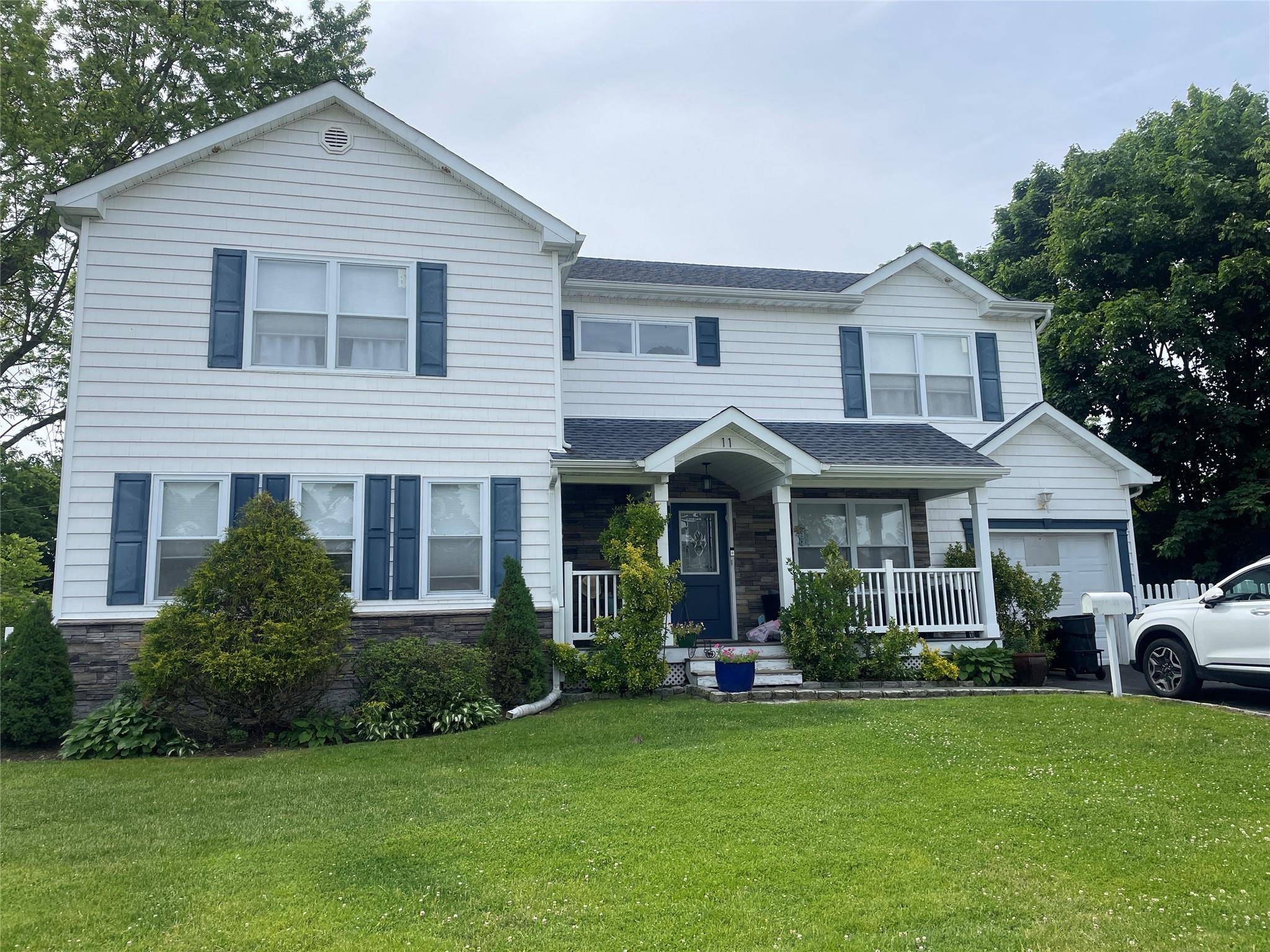 11 Charlotte PL, Plainview, NY 11803
