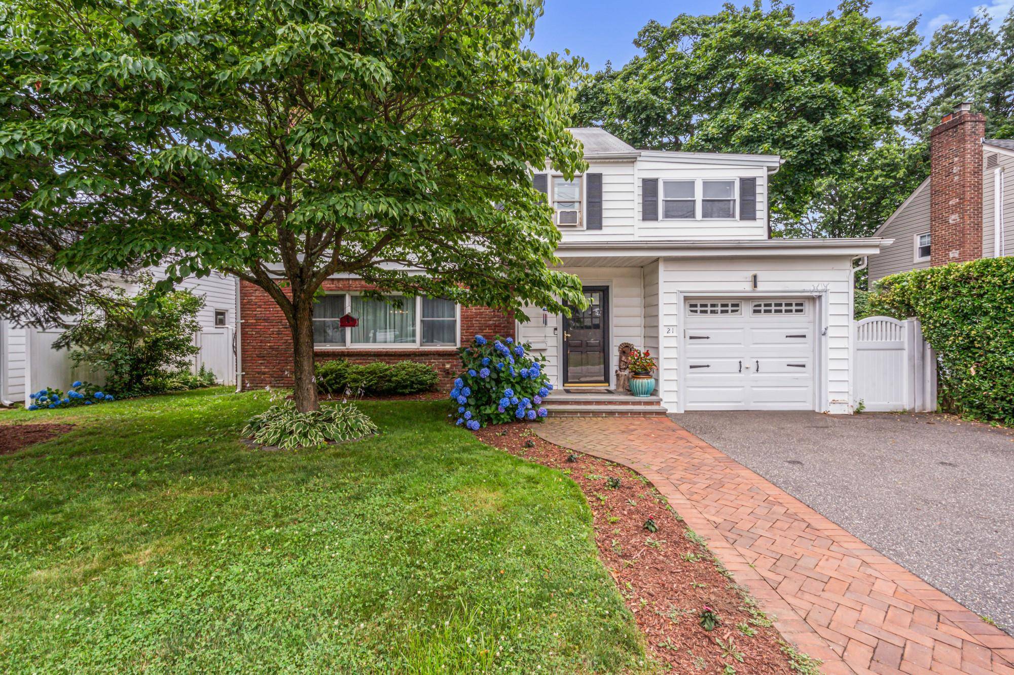21 Orchard ST, Glen Head, NY 11545
