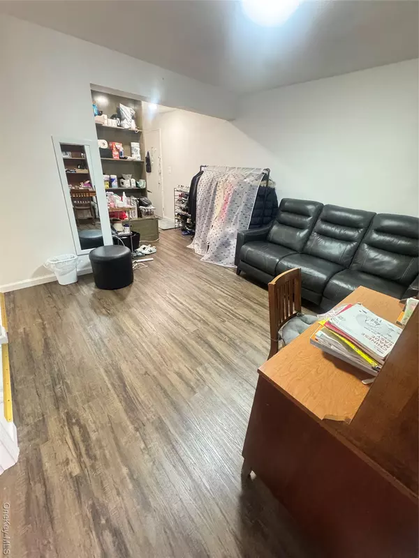Elmhurst, NY 11373,8114 Baxter AVE #1E