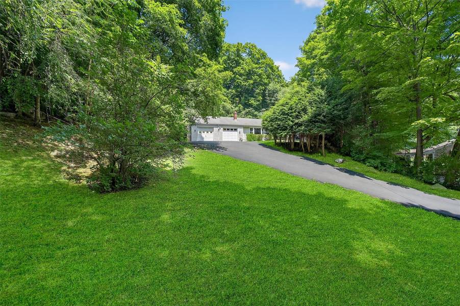 6 Oak PL, Tuxedo Park, NY 10987