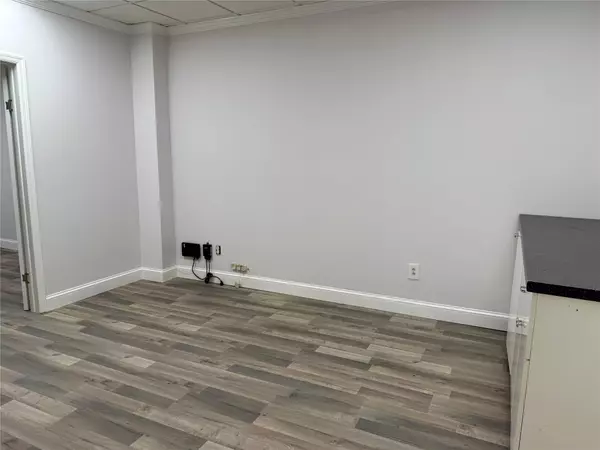 Lynbrook, NY 11563,44 Atlantic AVE #2R